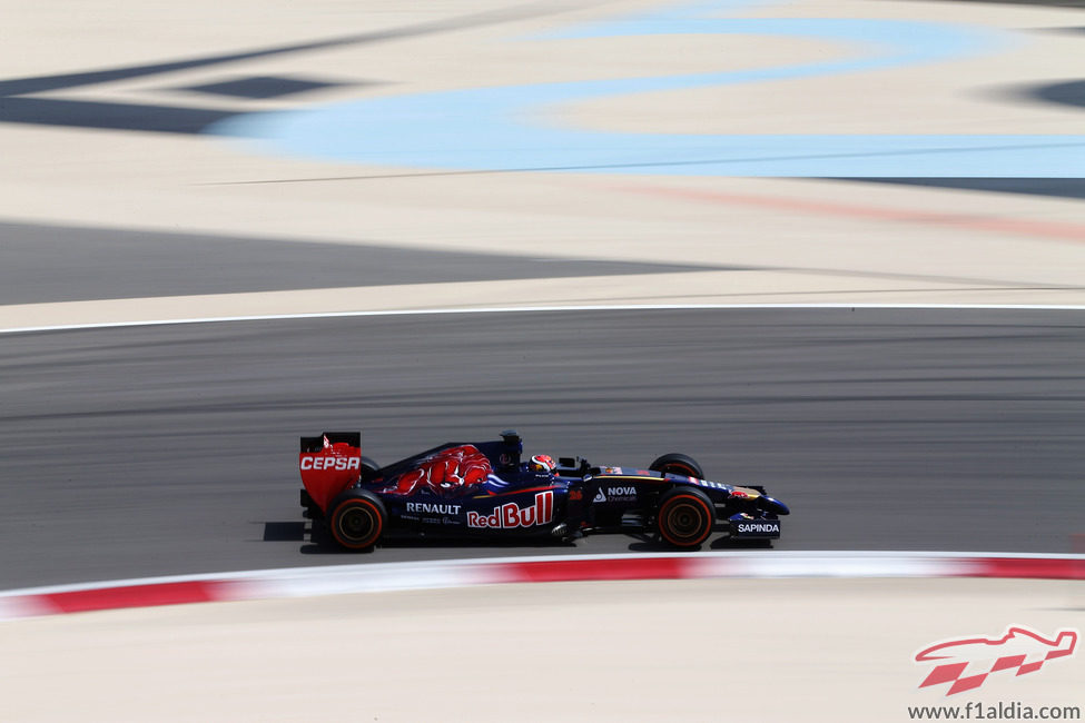 Daniil Kvyat pasa a toda velocidad por una de las curvas del Circuito de Baréin