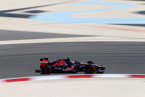 Daniil Kvyat pasa a toda velocidad por una de las curvas del Circuito de Baréin