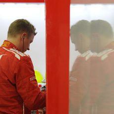 Kimi Räikkönen en el box de Ferrari en Baréin