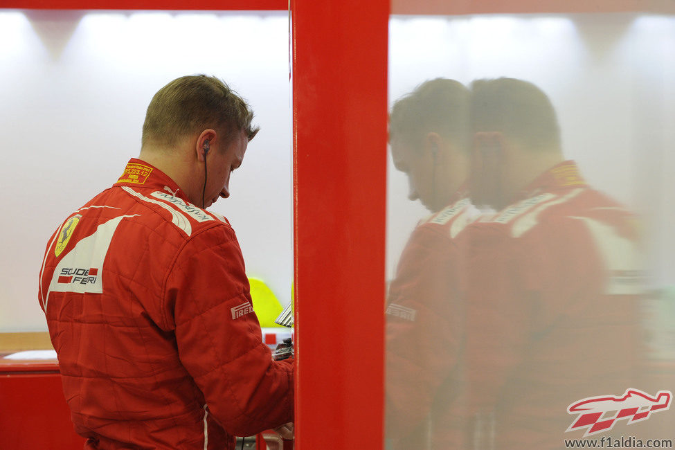 Kimi Räikkönen en el box de Ferrari en Baréin