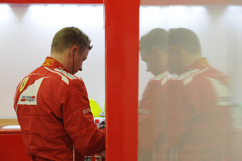 Kimi Räikkönen en el box de Ferrari en Baréin