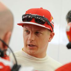 Kimi Räikkönen charla con sus ingenieros sobre las impresiones del F14-T