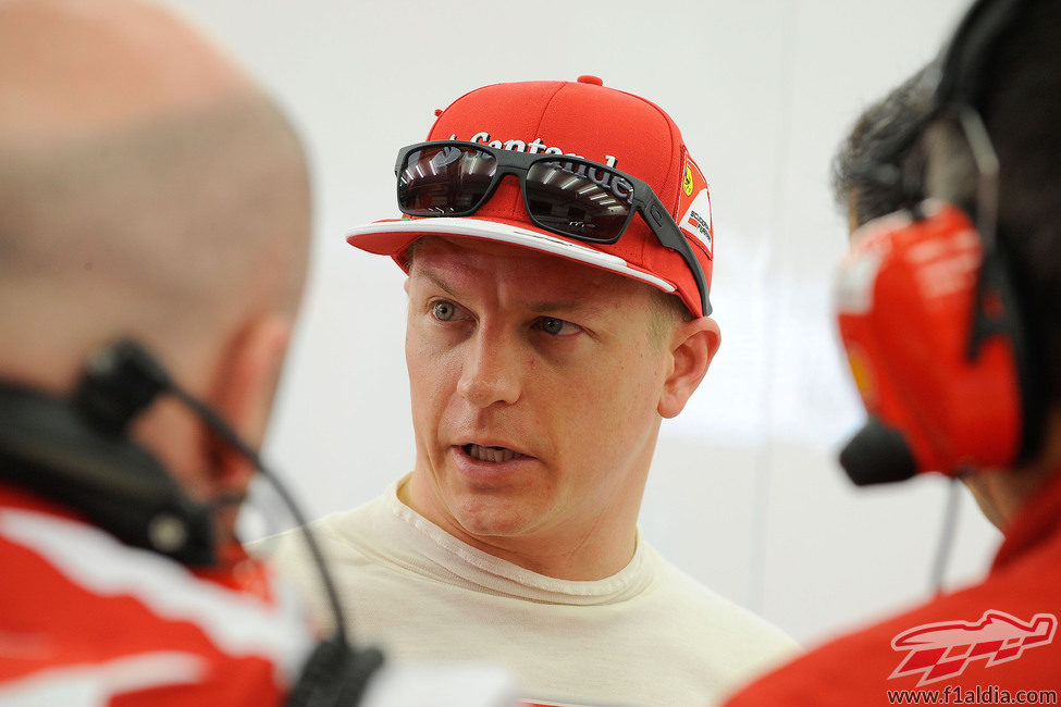 Kimi Räikkönen charla con sus ingenieros sobre las impresiones del F14-T