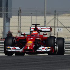 Kimi Räikkönen rueda con el Ferrari en Sahkir