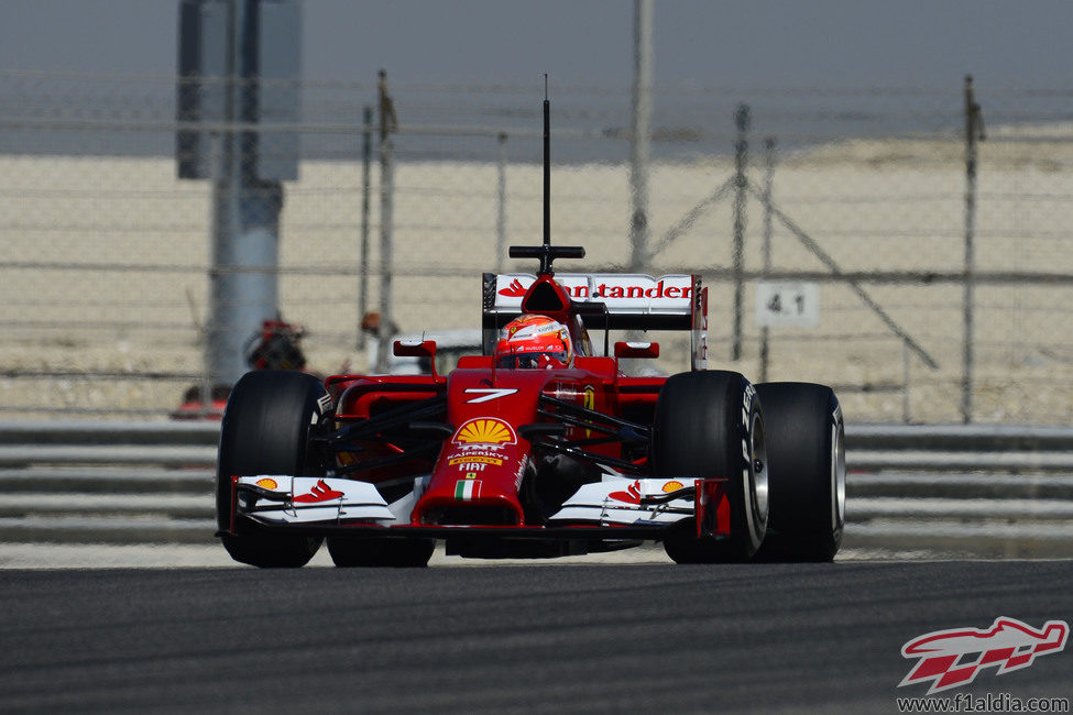 Kimi Räikkönen rueda con el Ferrari en Sahkir