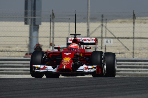 Kimi Räikkönen rueda con el Ferrari en Sahkir