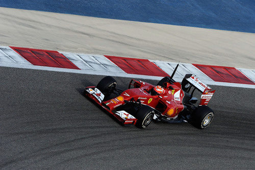 El F14-T de Kimi Räikkönen se aproxima a una de las curvas de Baréin