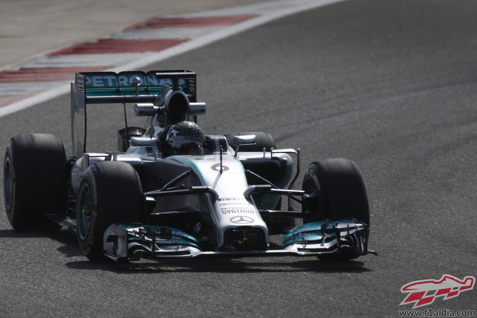 Nico Rosberg rueda con el F1 W05 en Baréin