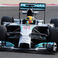 Lewis Hamilton avanza en la pista en Sakhir