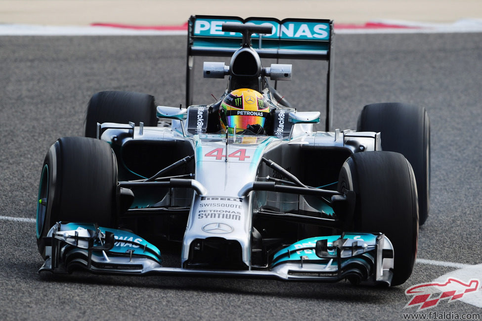 Lewis Hamilton avanza en la pista en Sakhir