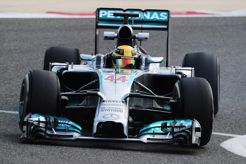 Lewis Hamilton avanza en la pista en Sakhir