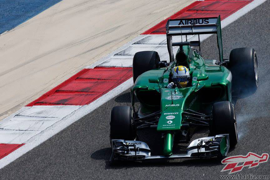 Marcus Ericsson llega a una curva en Sakhir