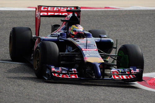 Jean Eric Vergne rueda con su STR9 manchando de parafina