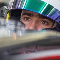 Esteban Gutiérrez concentrado en boxes