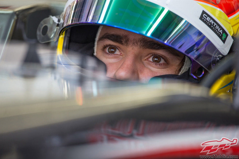 Esteban Gutiérrez concentrado en boxes