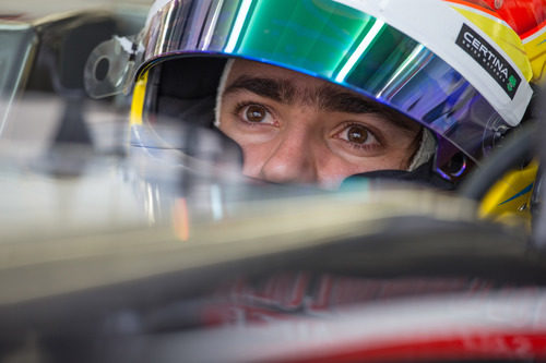 Esteban Gutiérrez concentrado en boxes