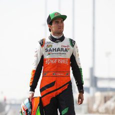 Sergio Pérez camina con al equipación de Force India