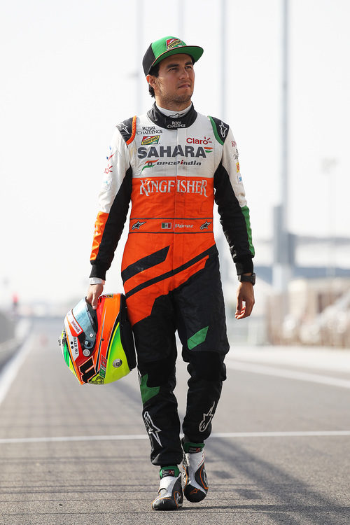Sergio Pérez camina con al equipación de Force India