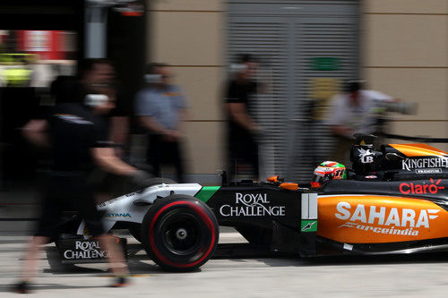 Sergio Pérez entra a boxes con neumáticos superblandos