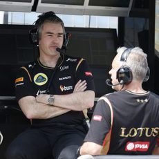 Nick Chester habla con Paul Seaby en el muro de Lotus