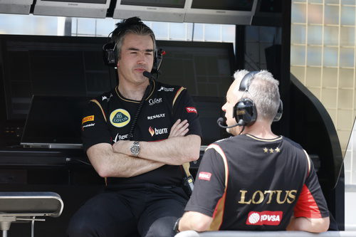 Nick Chester habla con Paul Seaby en el muro de Lotus