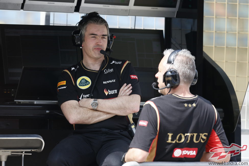 Nick Chester habla con Paul Seaby en el muro de Lotus