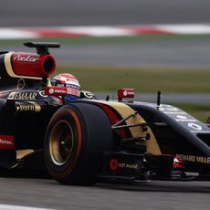 Pastor Maldonado toma una curva con su Lotus E22 en Baréin