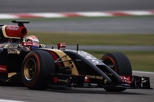 Pastor Maldonado toma una curva con su Lotus E22 en Baréin