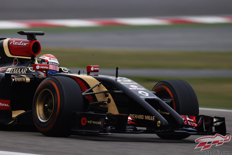 Pastor Maldonado toma una curva con su Lotus E22 en Baréin