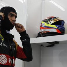 Pastor Maldonado se prepara en el garaje de Lotus