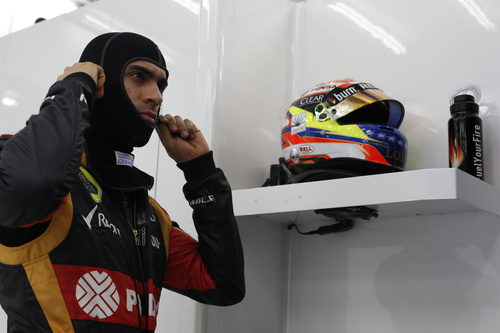 Pastor Maldonado se prepara en el garaje de Lotus