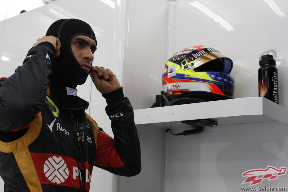 Pastor Maldonado se prepara en el garaje de Lotus
