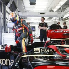 Pastor Maldonado se sube al Lotus E22 en Baréin