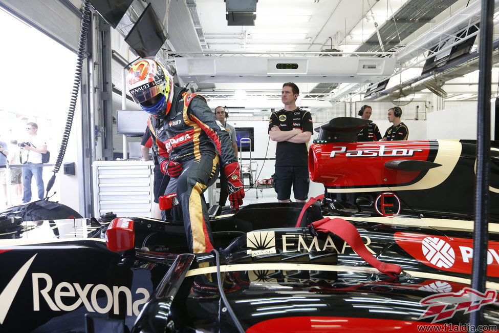 Pastor Maldonado se sube al Lotus E22 en Baréin