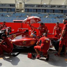 Mucho trabajo en el coche de Alonso