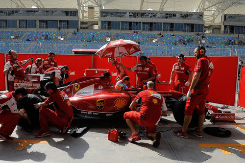 Mucho trabajo en el coche de Alonso