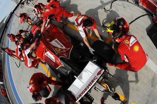 Cambio de gomas al F14T de Alonso