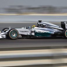 Lewis Hamilton prueba el compuesto medio