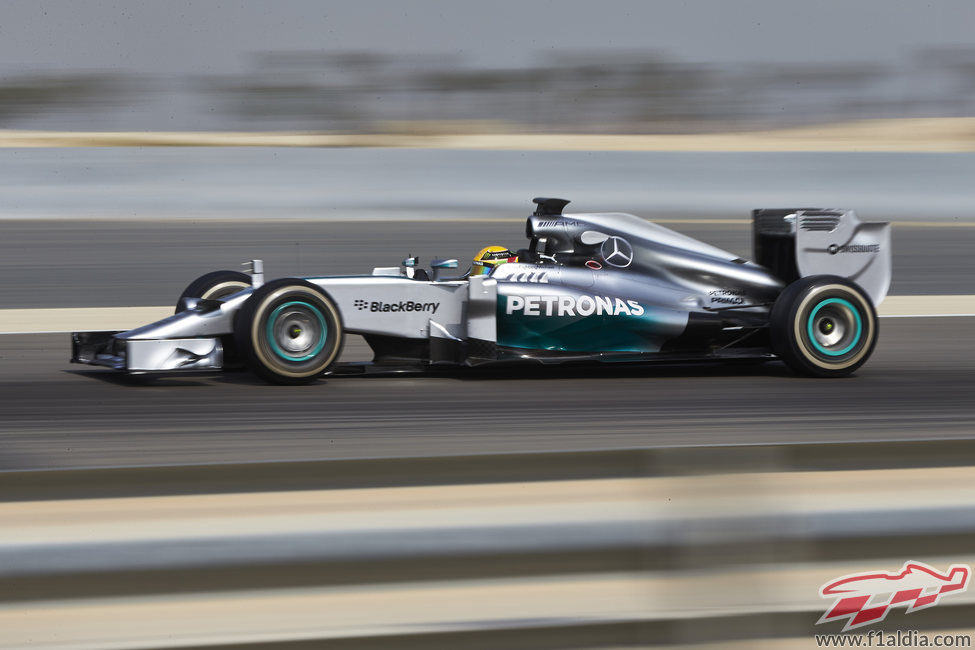 Lewis Hamilton prueba el compuesto medio