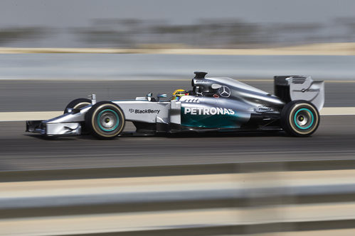 Lewis Hamilton prueba el compuesto medio