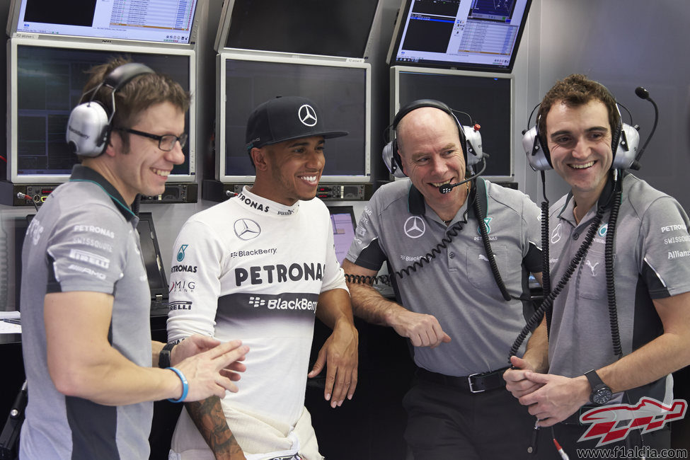 Charla animada entre Lewis Hamilton y varios mecánicos