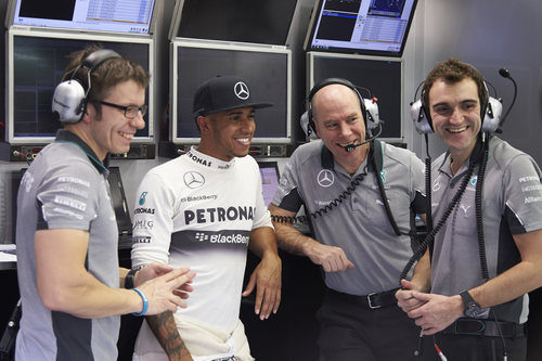 Charla animada entre Lewis Hamilton y varios mecánicos