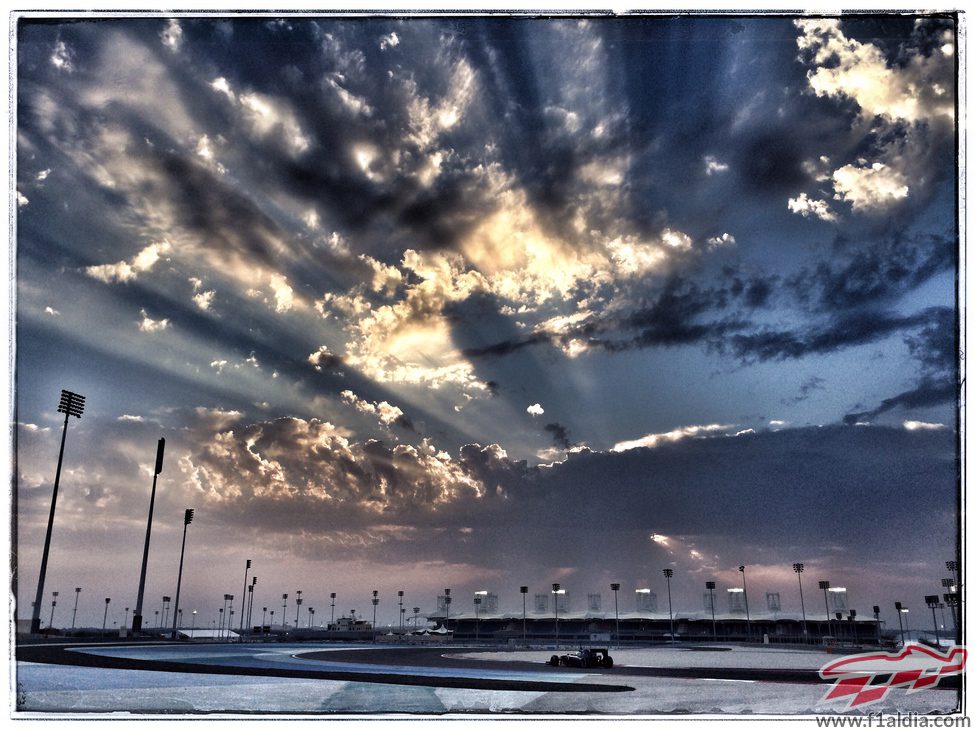 Felipe Massa rueda bajo un espectacular cielo en Sakhir