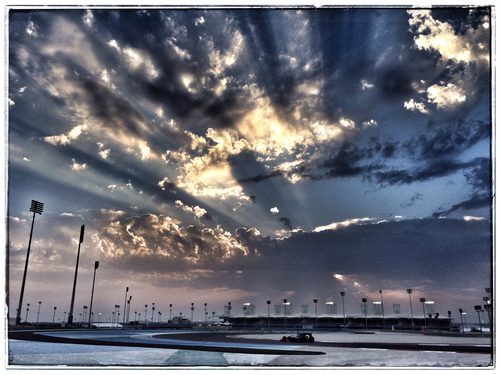 Felipe Massa rueda bajo un espectacular cielo en Sakhir