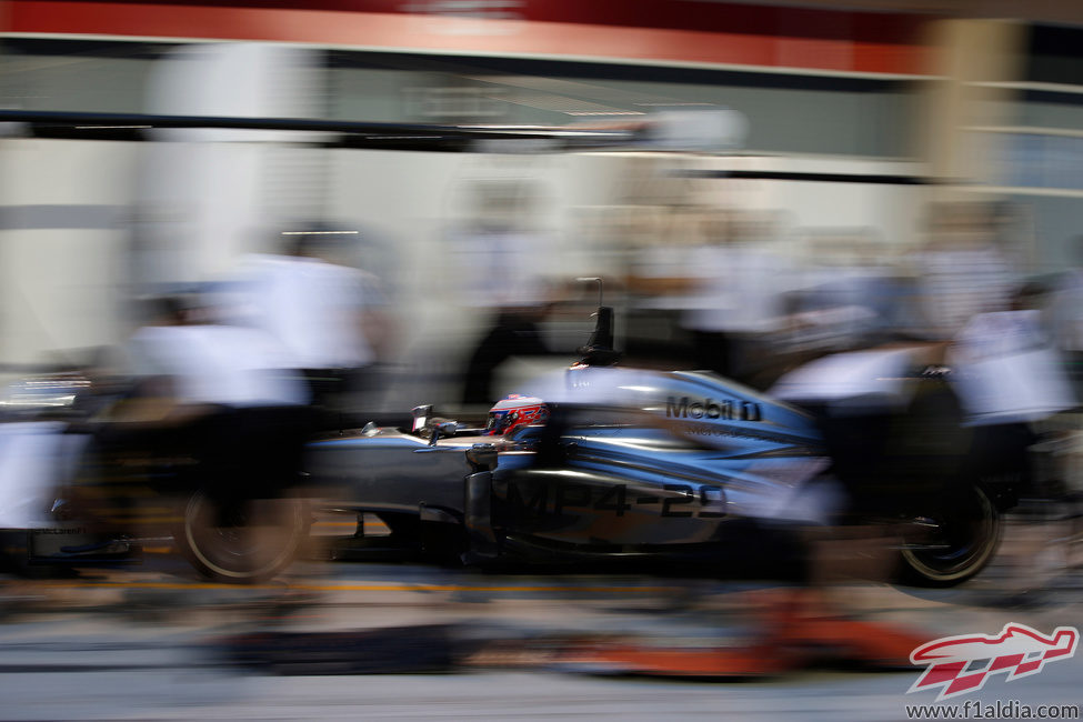Práctica de parada en boxes para Jenson Button en Baréin