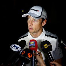 Jenson Button atiende a los medios al final de la jornada