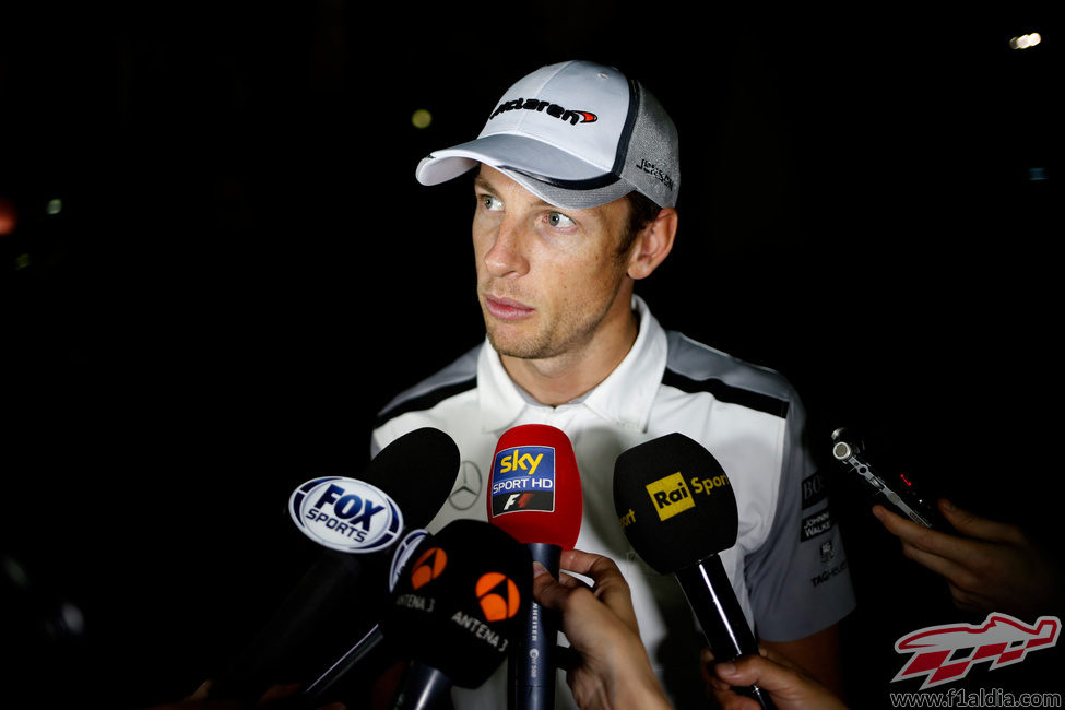 Jenson Button atiende a los medios al final de la jornada