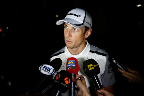 Jenson Button atiende a los medios al final de la jornada