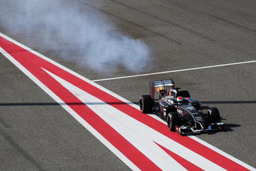 Humo y fuego en el C33 de Adrian Sutil
