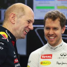 Sebastian Vettel y Adrian Newey sonríen en Red Bull